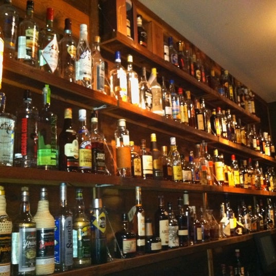 Foto tirada no(a) Rum Bar at The Breadfruit por Amber E. em 7/2/2011