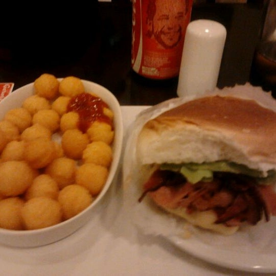 Photo taken at Garota Paulista Burger &amp; Salad by Fernanda T. on 10/17/2011