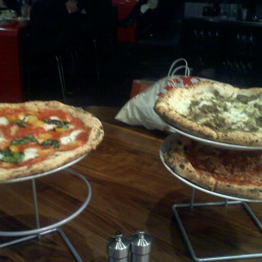 Photo prise au Cupola Pizzeria par Katie C. le8/13/2012