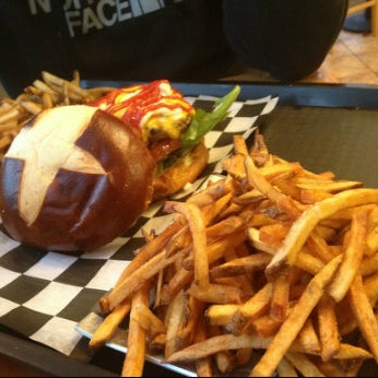 รูปภาพถ่ายที่ The Burger Point โดย Orlando S. เมื่อ 4/10/2012