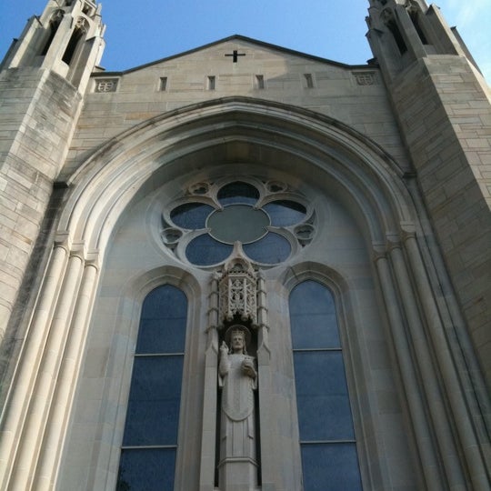 รูปภาพถ่ายที่ Cathedral of Christ the King โดย Travis G. เมื่อ 4/9/2011