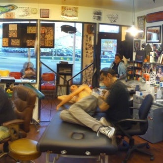 Photo prise au Big Daddy&#39;s Tattoo par Leslie C. le2/18/2011