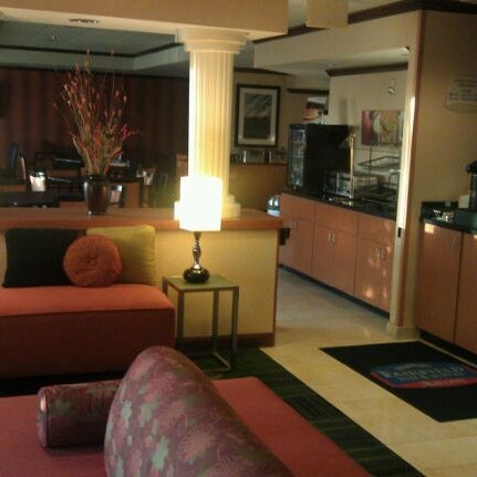 Снимок сделан в Fairfield Inn &amp; Suites Orlando Near Universal Orlando Resort пользователем Jeff S. 6/17/2012