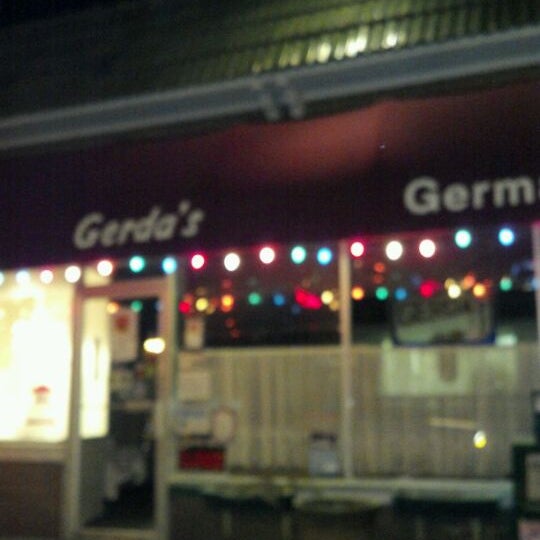 รูปภาพถ่ายที่ Gerda&#39;s German Restaurant &amp; Bakery โดย Greg Q. เมื่อ 1/28/2012