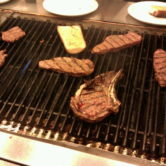 Foto scattata a Grill Em Steak House &amp; Sports Bar da Ricky W. il 1/13/2012