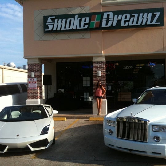 รูปภาพถ่ายที่ Smoke Dreamz โดย Jason D. เมื่อ 10/12/2011