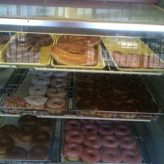 Photo taken at Dat Donut by Thomas Sonny J. on 6/12/2012