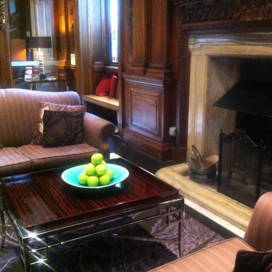 Foto diambil di The Scotsman Hotel oleh Ромка pada 6/16/2012