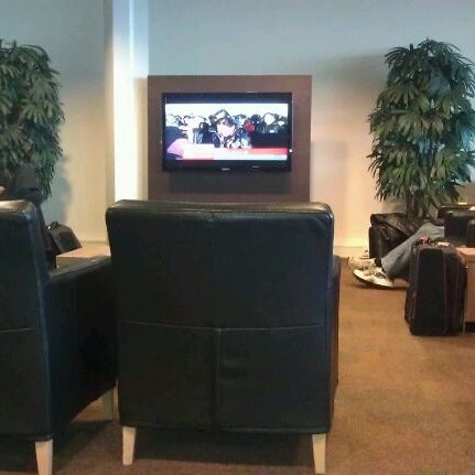 รูปภาพถ่ายที่ Servisair Lounge 26 (Schengen) โดย Dino S. เมื่อ 12/19/2011