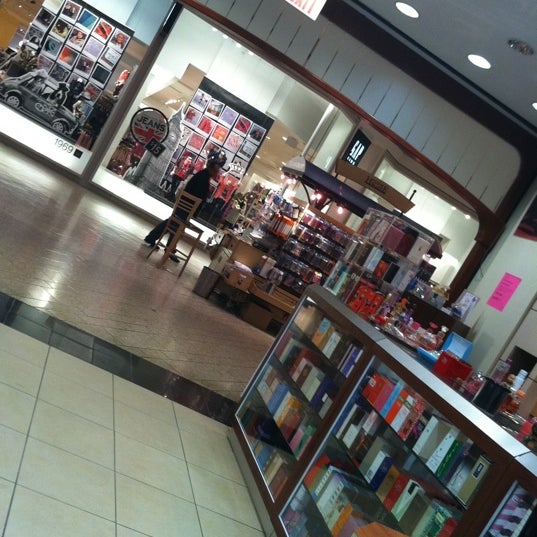 Foto scattata a Holyoke Mall at Ingleside da Stephanie Lynn S. il 8/9/2011
