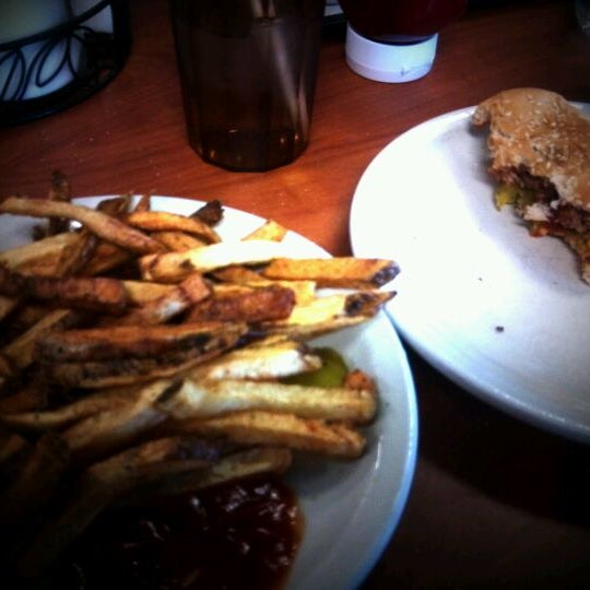 Foto diambil di George&#39;s Restaurant oleh Matt S. pada 2/14/2012