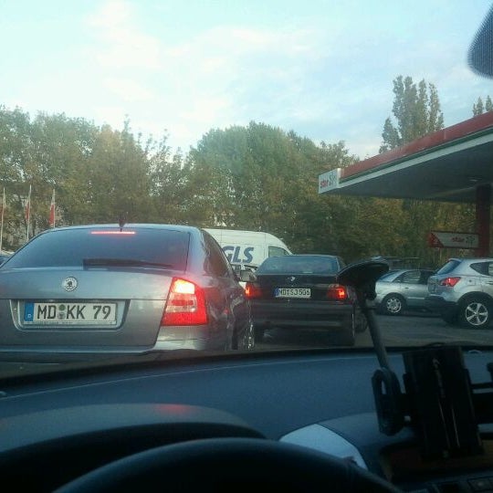 10/3/2011 tarihinde Franzi S.ziyaretçi tarafından Star Tankstelle'de çekilen fotoğraf