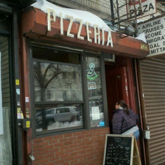 Foto tirada no(a) Roebling Pizza por Kyle Willow B. em 12/28/2010