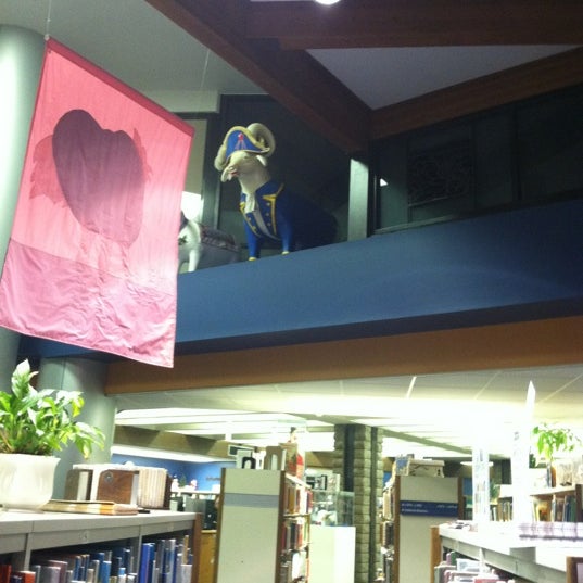 1/4/2012 tarihinde Nicole S.ziyaretçi tarafından Fullerton Public Library - Main Branch'de çekilen fotoğraf