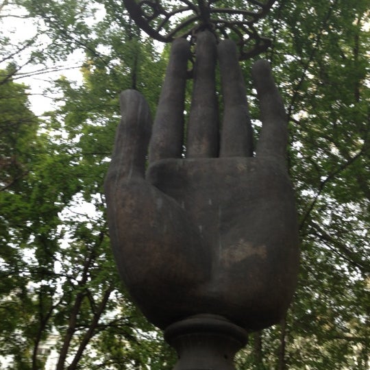 синяя рука в киеве статуя. памятник ладони. памятник руки москва. памятник руки в иваново. памятник рука украина.