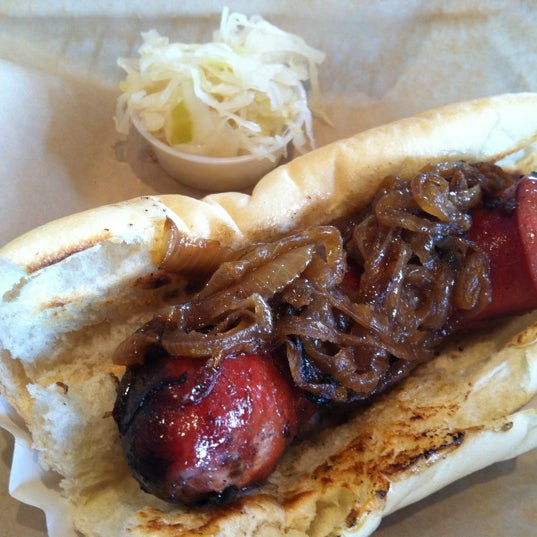 รูปภาพถ่ายที่ Juicy Burgers &amp; Dogs โดย Theo S. เมื่อ 5/11/2012
