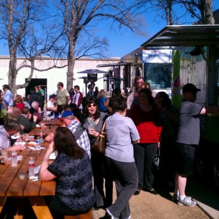 รูปภาพถ่ายที่ Fort Worth Food Park โดย Denver L. เมื่อ 1/20/2012