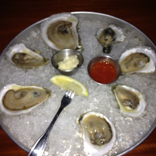 7/28/2012 tarihinde Guyziyaretçi tarafından Mine Oyster Restaurant &amp; Raw Bar'de çekilen fotoğraf