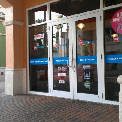 4/12/2012에 Ivan B.님이 Burger Zone에서 찍은 사진