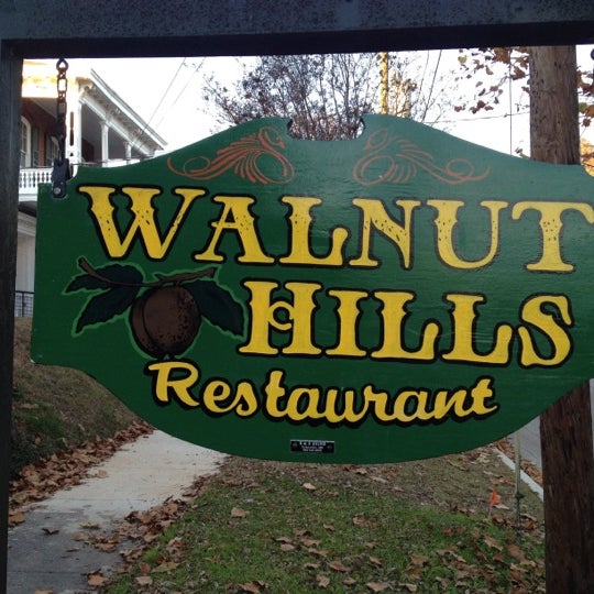 Das Foto wurde bei Walnut Hills Restaurant &amp; Round Table von Joceline H. am 12/30/2011 aufgenommen
