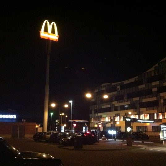 รูปภาพถ่ายที่ McDonald&#39;s โดย Danny เมื่อ 1/15/2012