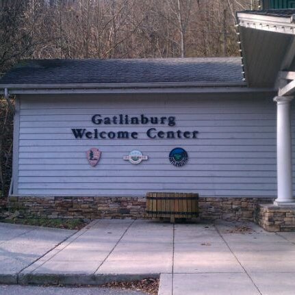 Foto tirada no(a) Gatlinburg Welcome Center por Nickie B. em 12/10/2011