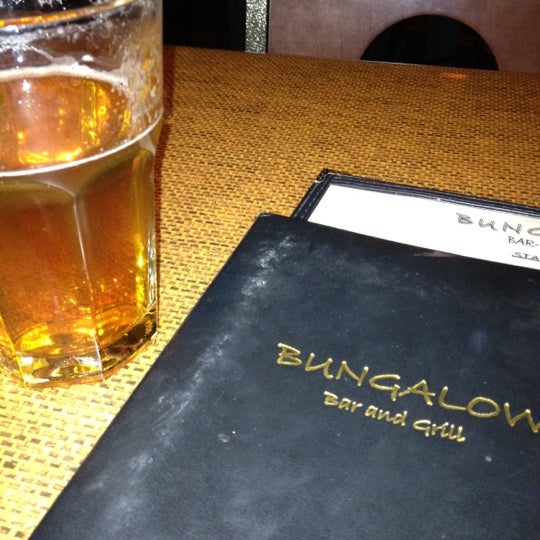 2/26/2012 tarihinde Michael A.ziyaretçi tarafından Bungalow Bar &amp; Grill'de çekilen fotoğraf