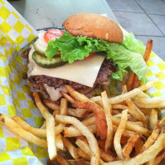 รูปภาพถ่ายที่ Trūburger โดย LA Girl เมื่อ 7/31/2011