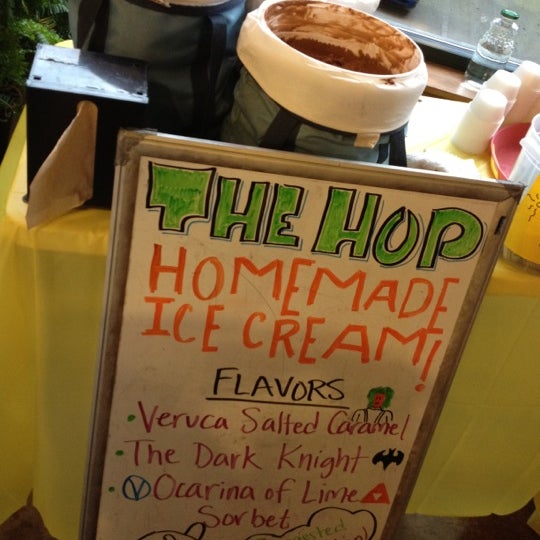 Foto tomada en ZaPow!  por The Hop Ice Cream Cafe el 5/11/2012