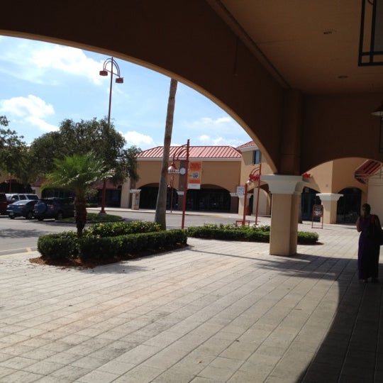 Photo taken at Vero Beach Outlets by Ramón B. on 9/9/2012