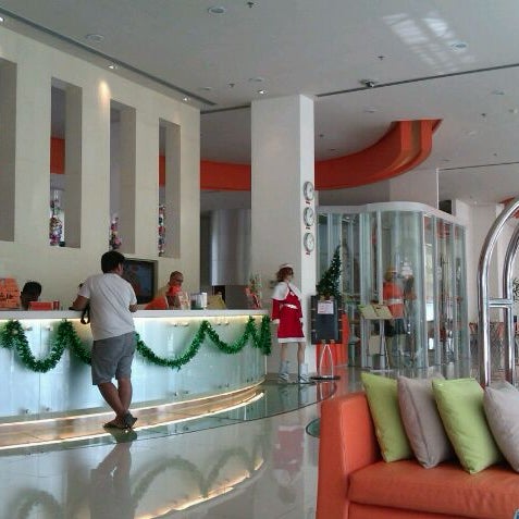 Photo taken at HARRIS Hotel Batam Center by M REZA on 12/30/2011