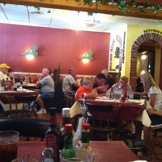 รูปภาพถ่ายที่ Cactus Cafe &amp; Lounge โดย Pam H. เมื่อ 8/5/2011