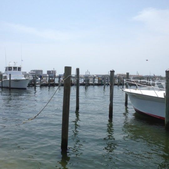 รูปภาพถ่ายที่ Destin Charter Fishing Service โดย Tina H. เมื่อ 7/25/2012
