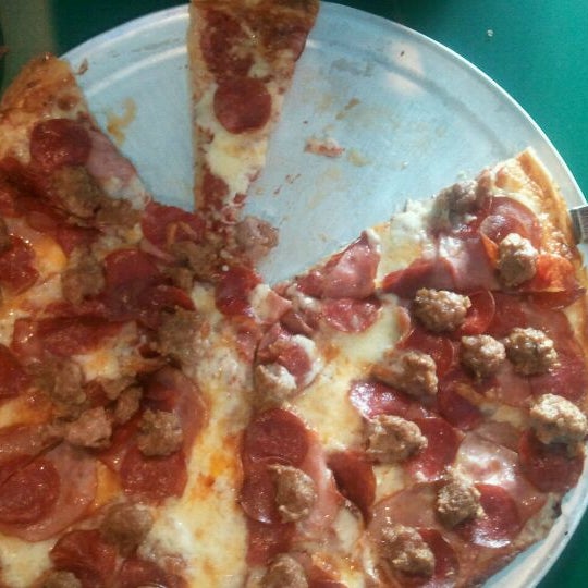 Foto tirada no(a) The Cloverleaf Pizza por Kristi L. em 3/26/2011