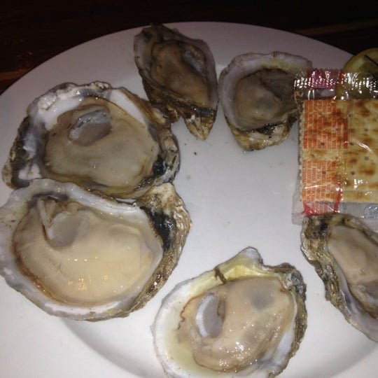 6/30/2012에 Lauren P.님이 East End Oyster &amp; Martini Bar에서 찍은 사진