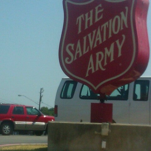 Foto tomada en The Salvation Army Family Store &amp; Donation Center  por Morris B. el 8/11/2012