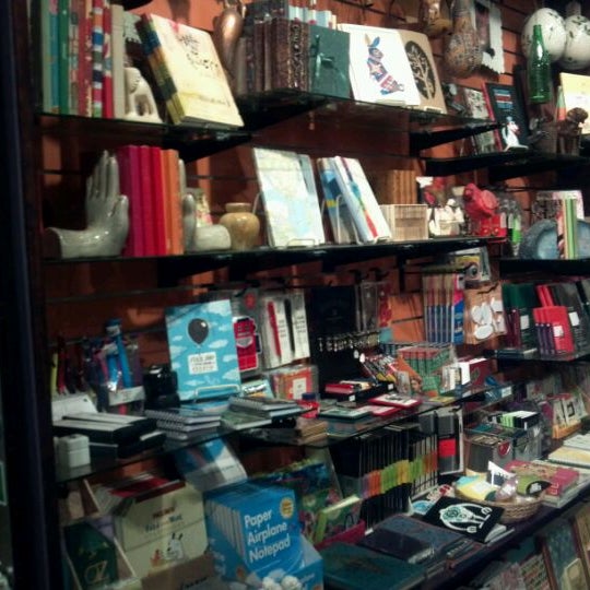 Foto diambil di Poor Richard&#39;s Bookstore oleh Marguerite G. pada 6/9/2012