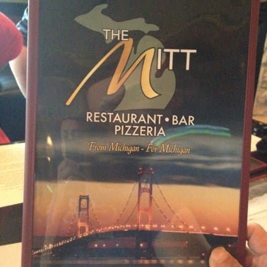 Снимок сделан в The Mitt Restaurant, Bar &amp; Pizzeria пользователем Douglas G. 7/9/2012