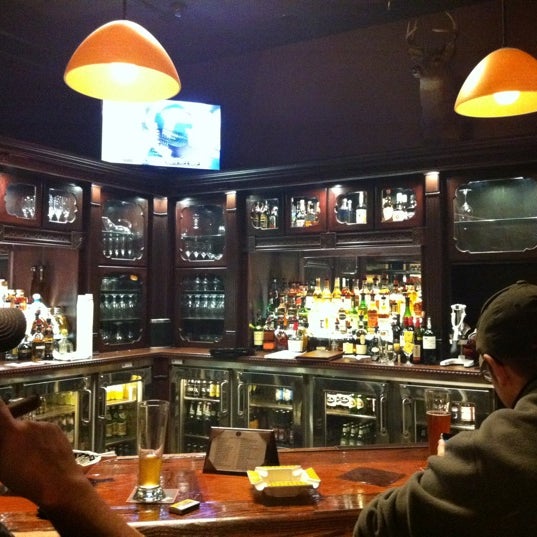 12/13/2011 tarihinde Timothy K.ziyaretçi tarafından Jenuwine Cigar Lounge'de çekilen fotoğraf