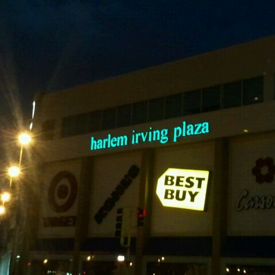 รูปภาพถ่ายที่ Harlem Irving Plaza โดย Luis J. เมื่อ 9/2/2011