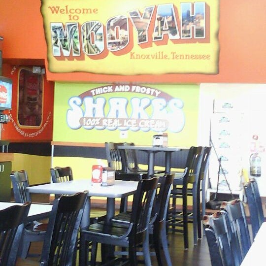 Foto diambil di MOOYAH Burgers, Fries &amp; Shakes oleh Alison L. pada 4/24/2012