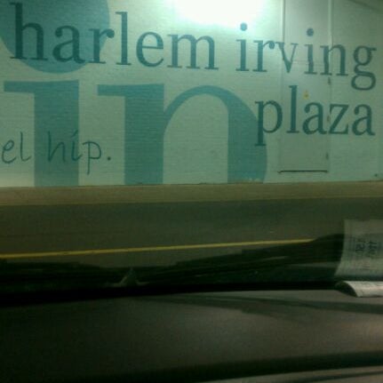 Photo prise au Harlem Irving Plaza par Helena J. le10/16/2011