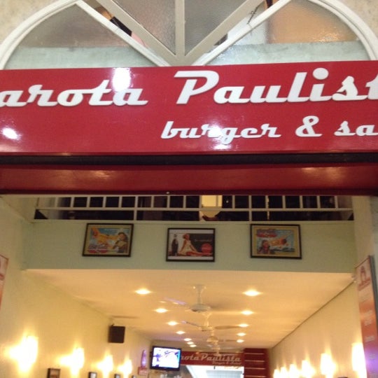 รูปภาพถ่ายที่ Garota Paulista Burger &amp; Salad โดย Ronaldo R. เมื่อ 8/17/2012