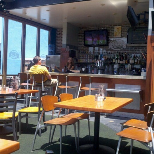 6/21/2012 tarihinde David P.ziyaretçi tarafından Rudy&#39;s Pub and Grill'de çekilen fotoğraf
