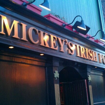Foto tomada en Mickey&#39;s Irish Pub  por Petie C. el 8/18/2011