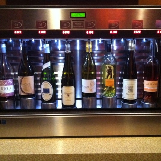 Foto tirada no(a) Pourtal Wine Tasting Bar por Lennie A. em 2/21/2011