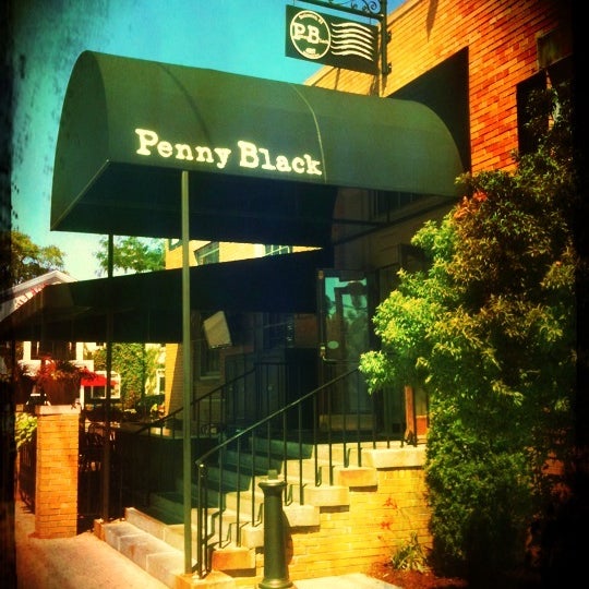 6/22/2012 tarihinde Colin M.ziyaretçi tarafından Penny Black Grill &amp; Tap'de çekilen fotoğraf