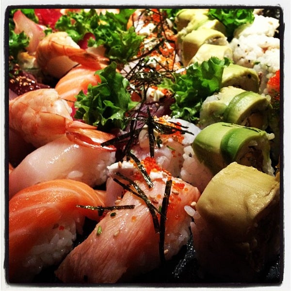 Снимок сделан в Bento Sushi Restaurant пользователем Tunde P. 7/22/2012