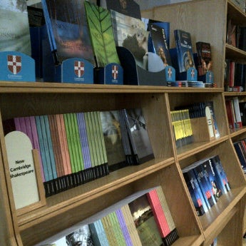 5/17/2012にViviがCambridge University Press Bookshopで撮った写真