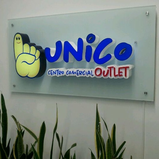 รูปภาพถ่ายที่ Único Centro Comercial Outlet โดย Cesar V. เมื่อ 9/22/2011